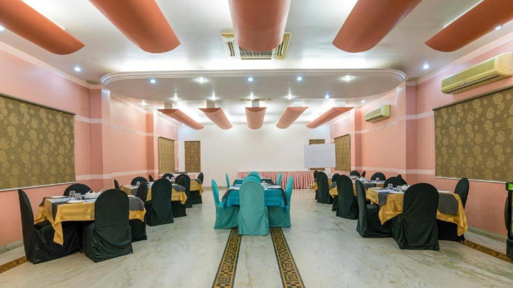 Crescent Park Hotel Madras Buitenkant foto