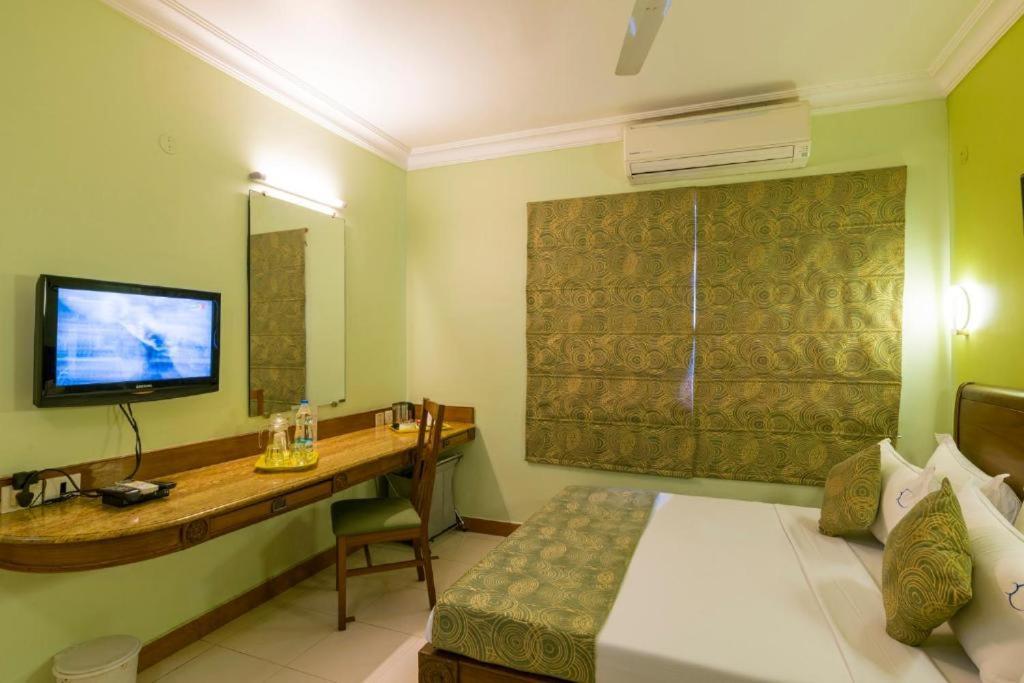 Crescent Park Hotel Madras Buitenkant foto