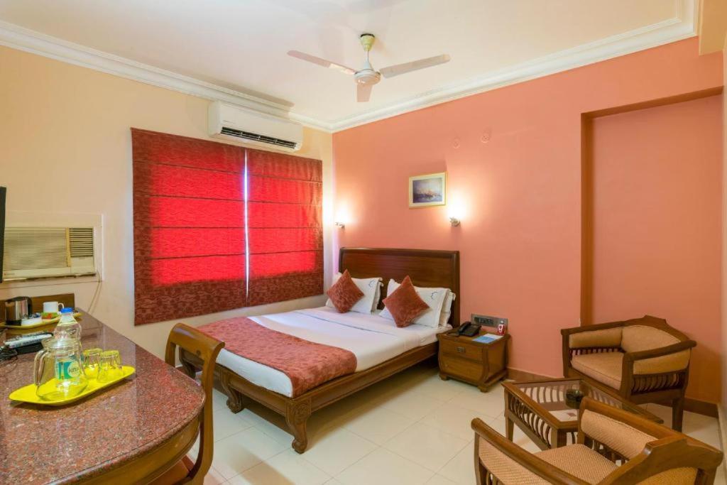 Crescent Park Hotel Madras Buitenkant foto