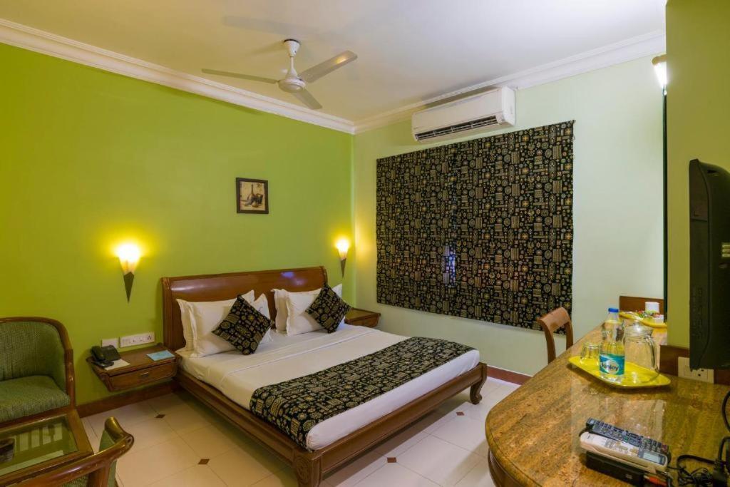 Crescent Park Hotel Madras Buitenkant foto