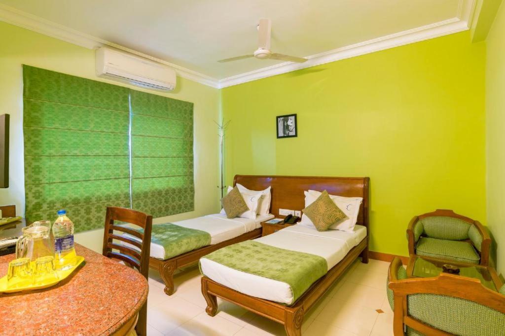 Crescent Park Hotel Madras Buitenkant foto