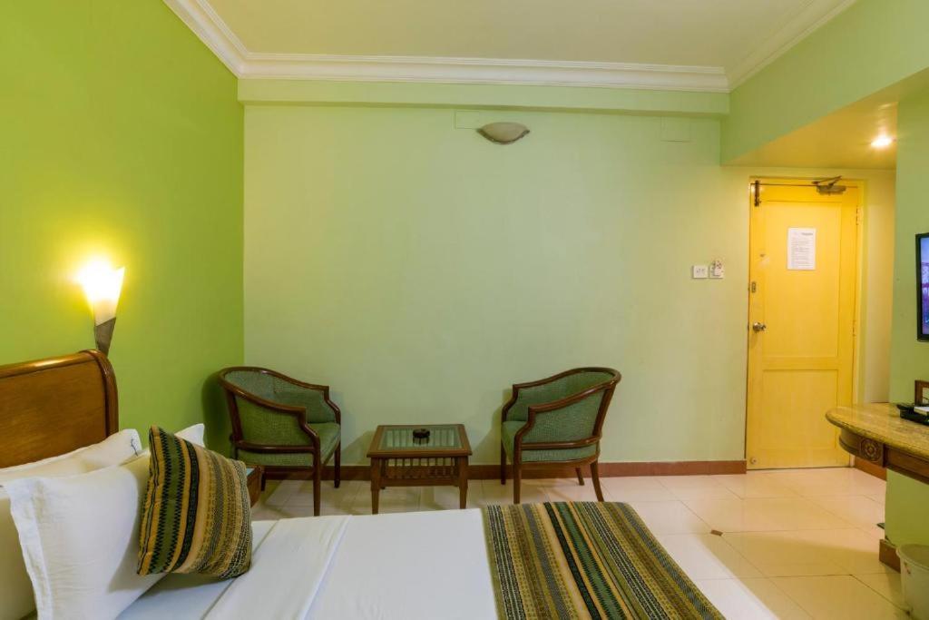 Crescent Park Hotel Madras Buitenkant foto
