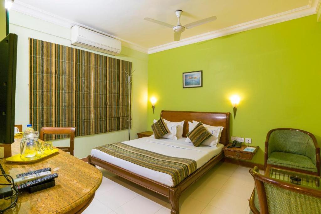 Crescent Park Hotel Madras Buitenkant foto