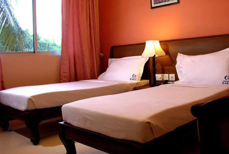 Crescent Park Hotel Madras Buitenkant foto