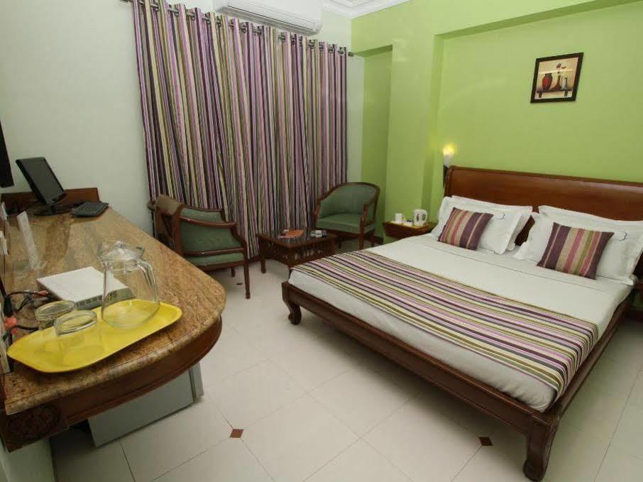 Crescent Park Hotel Madras Buitenkant foto