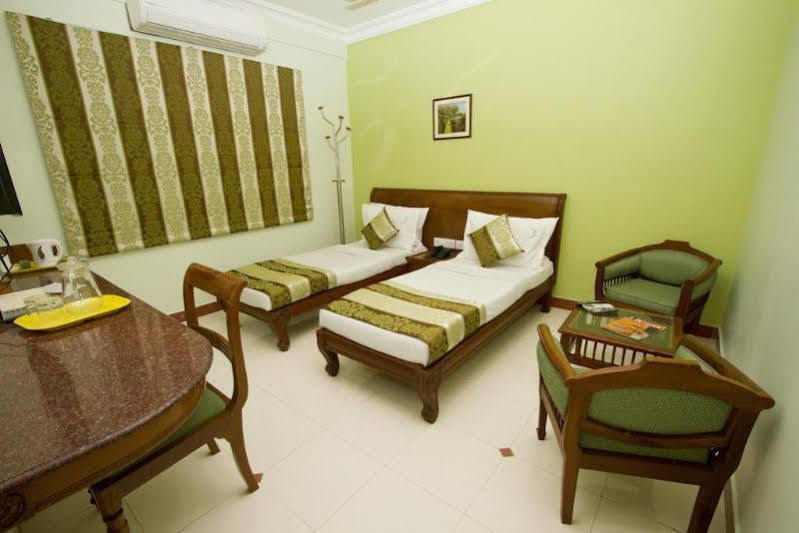 Crescent Park Hotel Madras Buitenkant foto