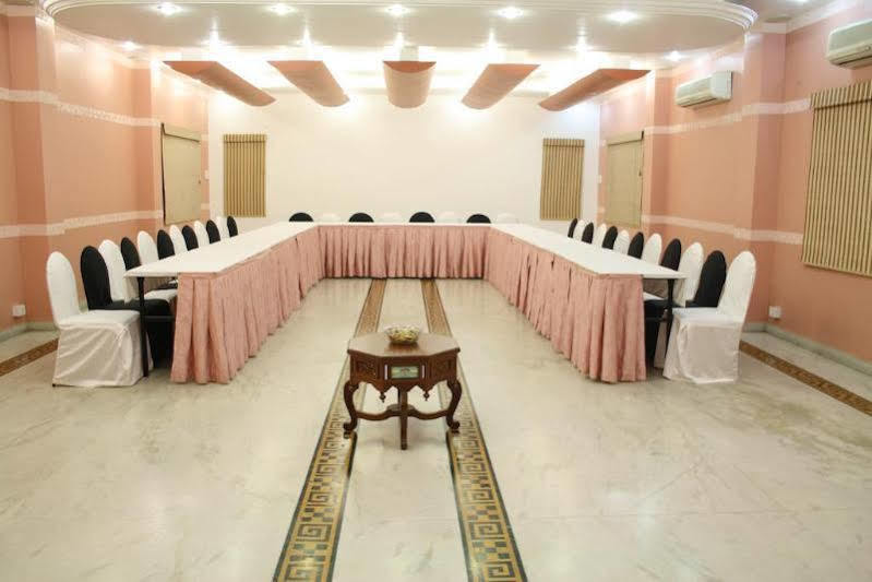 Crescent Park Hotel Madras Buitenkant foto