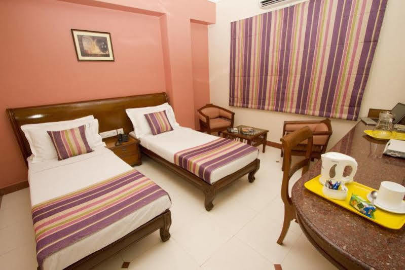 Crescent Park Hotel Madras Buitenkant foto