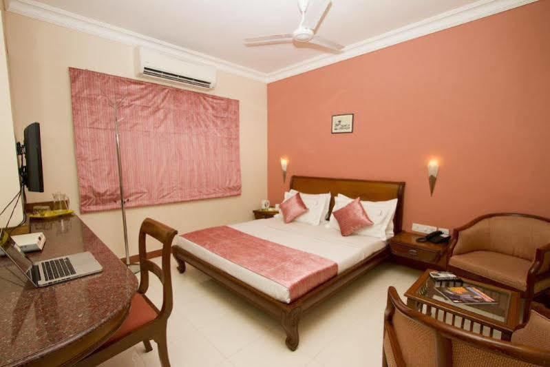 Crescent Park Hotel Madras Buitenkant foto