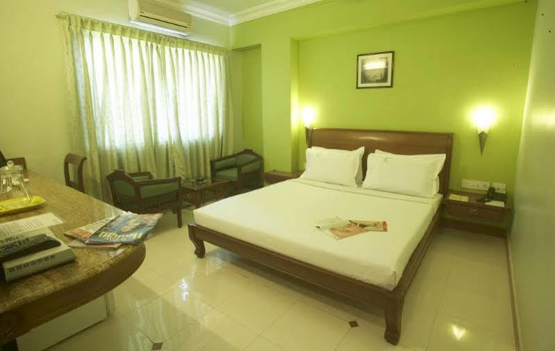 Crescent Park Hotel Madras Buitenkant foto