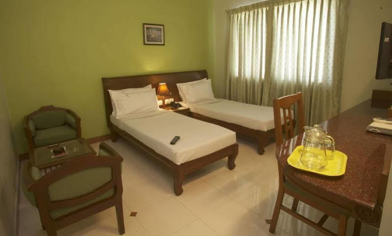 Crescent Park Hotel Madras Buitenkant foto